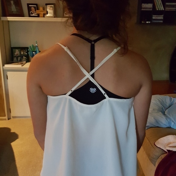 American Eagle cream top, medium - Picture 3 of 3